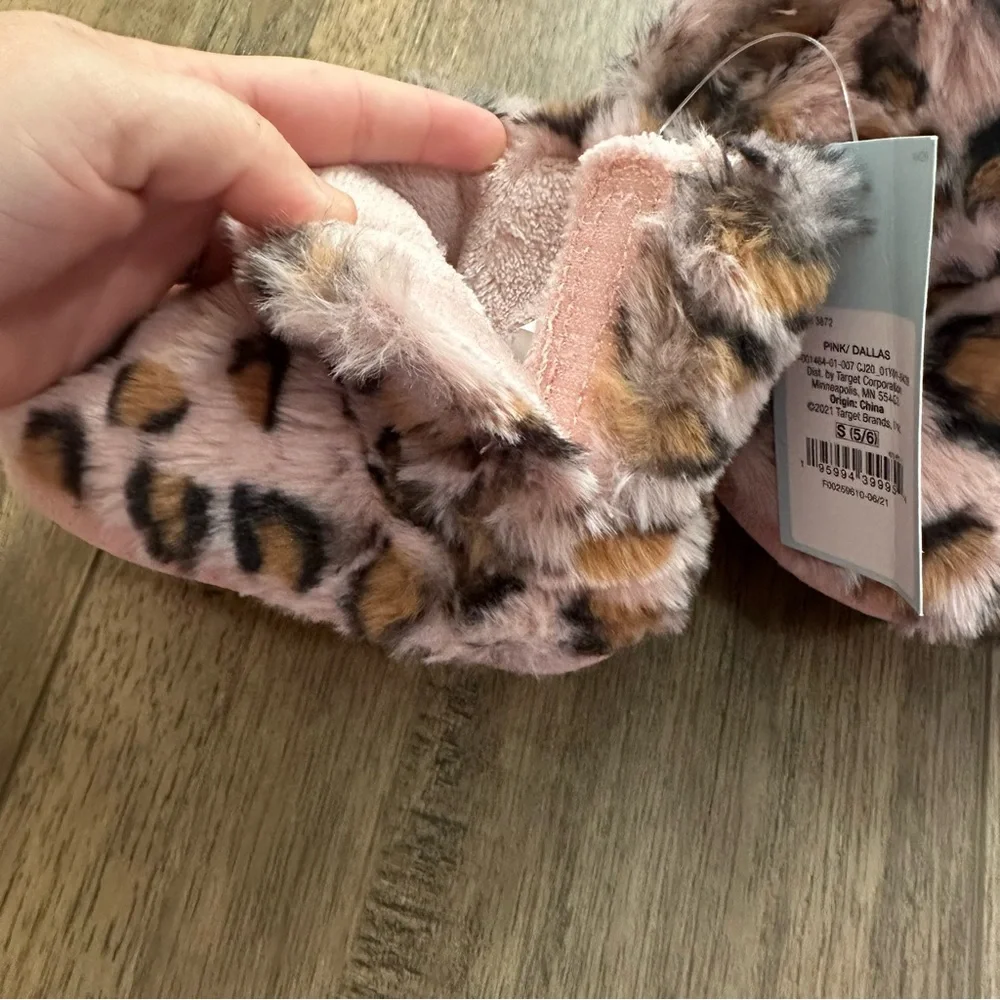 NWT!! Cat & Jack Leopard Print Kids Slippers, Pink Dallas Style, Non-Slip, S 5/6
